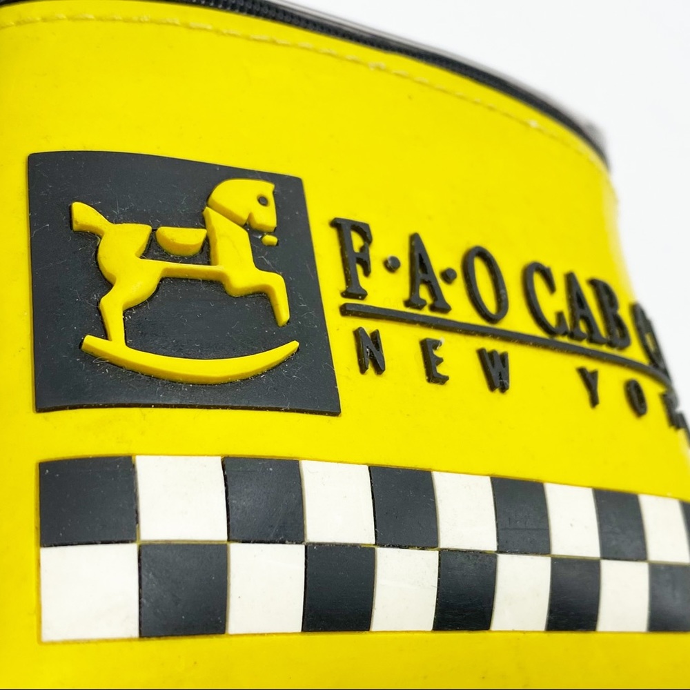 Vintage FAO Schwarz Taxi Cab Clip On Coin Purse - Picture 2 of 4